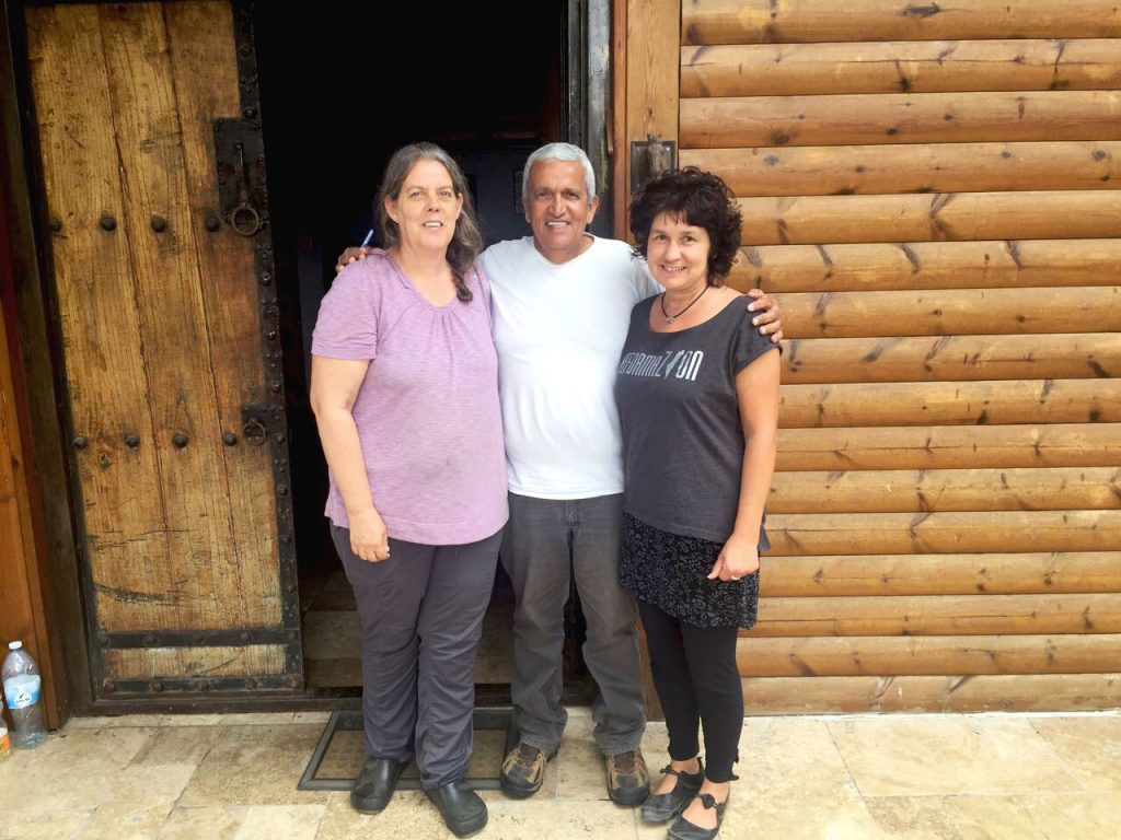 Uri Madar mit seiner Frau Lisa (l.) und CSI-Mitarbeiterin Delly Hezel.