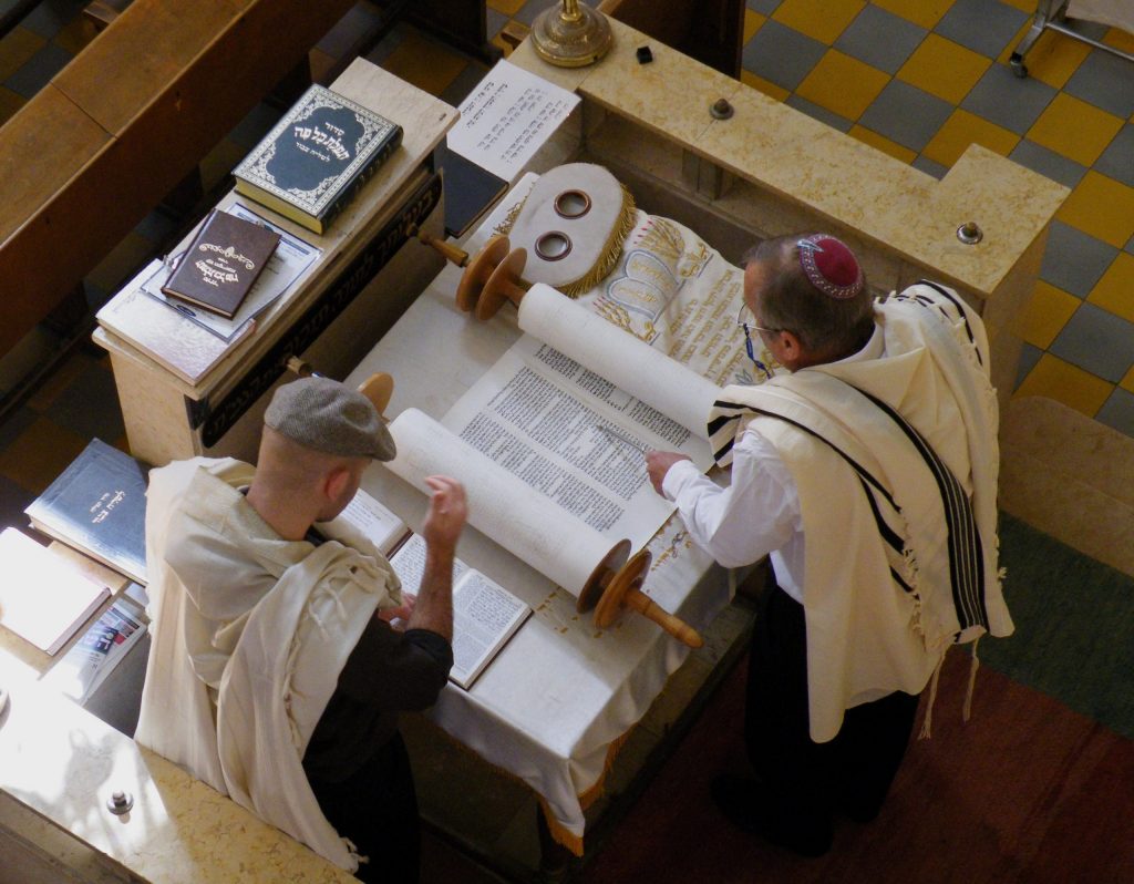 Tora-Lesung in einer Synagoge.