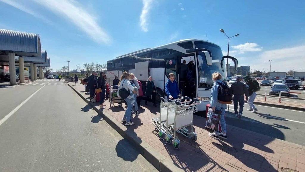 Jeden Tag fahren Busse voller ukrainisch-jüdischer Flüchtlinge zur Grenze mit Moldawien und fliegen von dort aus nach Israel.