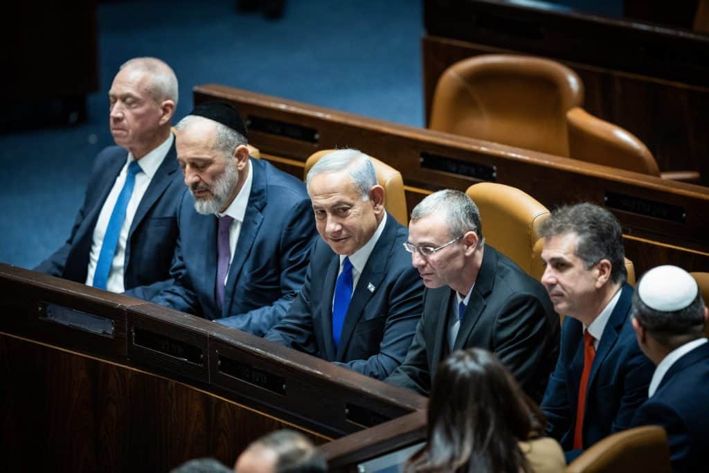 Der frühere Minister für Inneres und Gesundheit, Deri (2.v.l.), mit Premier Netanjahu (Mitte) und Justizminister Levin (4.v.l.)). Foto: Yonatan Sindel/Flash90
