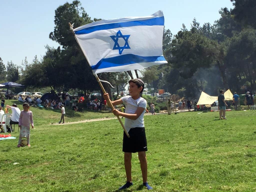 Gesegent wird, wer dich, Israel, segnet. Junge mit Fahne. Foto: privat