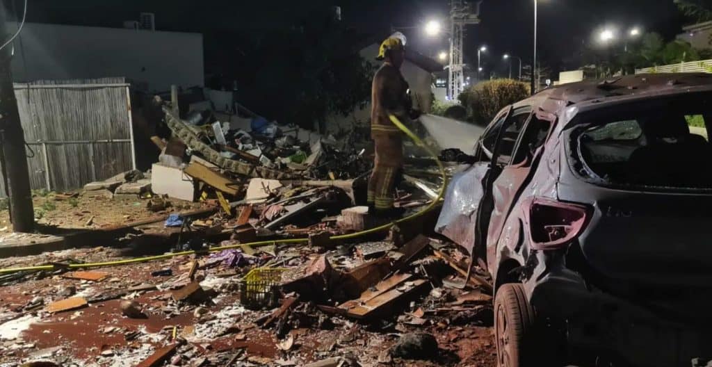 Ein durch Raketen zerstörtes Auto in Aschkelon im Mai dieses Jahres: Die Politologin Asseburg hält es trotz regelmäßigen Beschusses aus dem Gazastreifen für ratsam, die Sicherheitskontrollen für den Küstenstreifen zu lockern. Foto: Israelische Feuerwehr