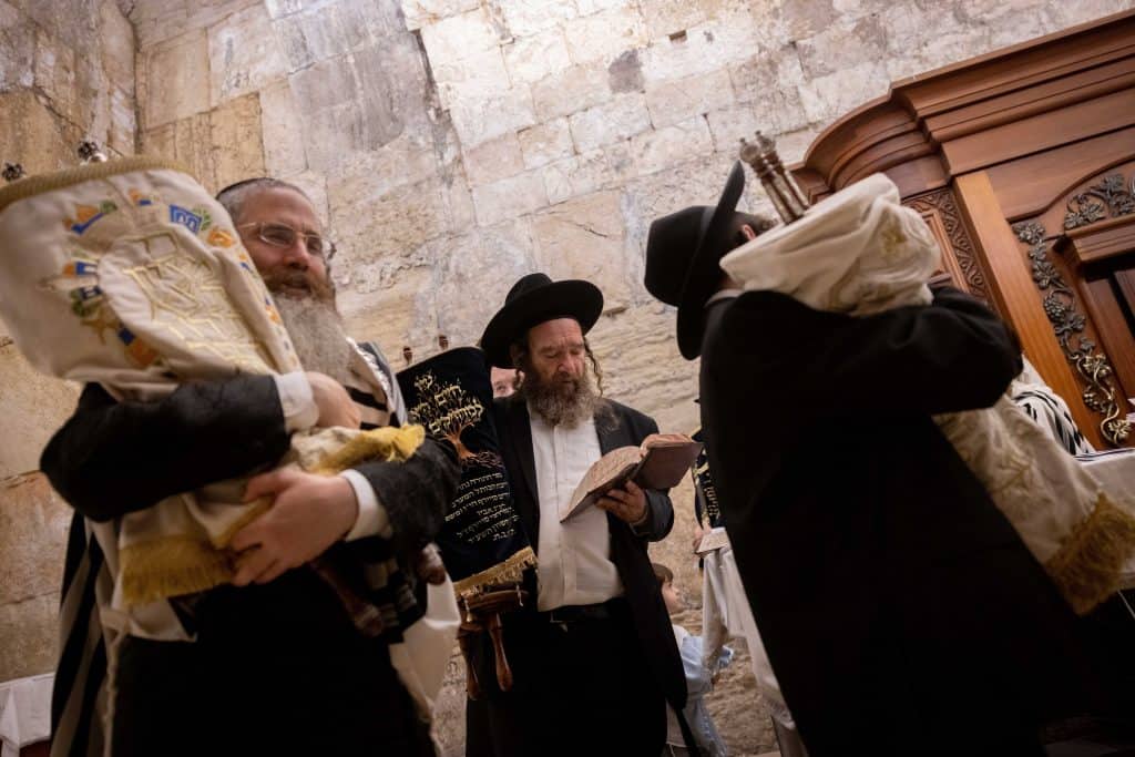Rabbiner tanzen mit Torarolle