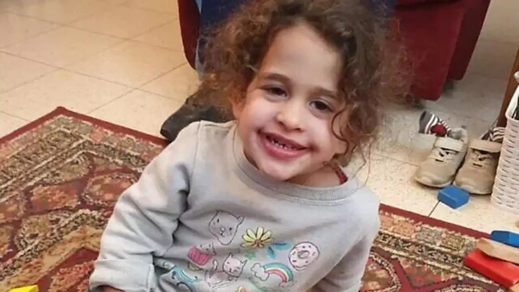 Die vierjährige Avigail ist zwar frei, kann aber ihre ermordeten Eltern nie mehr in die Arme schließen