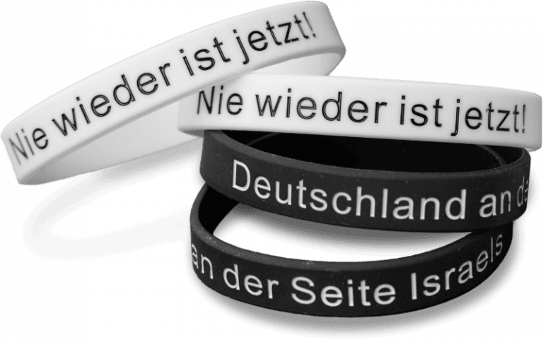 Armbänder „Deutschland an der Seite Israels!“ und „Nie wieder ist jetzt!“