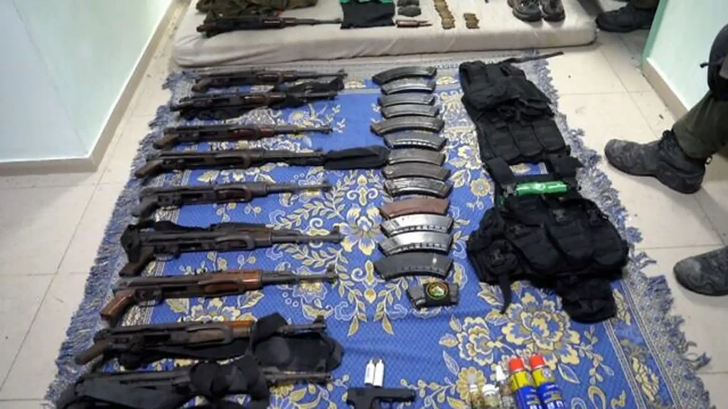 Diese Waffen präsentierte die Armee nach ihrer Razzia im Schifa-Krankenhaus.