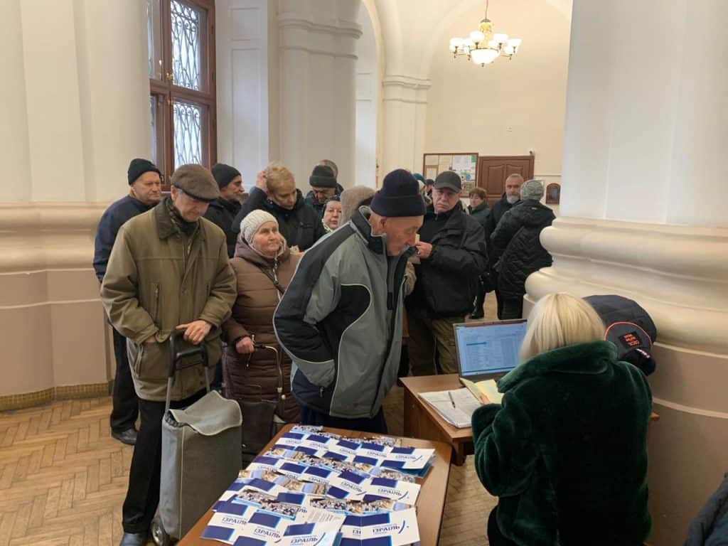 Hilfsbedürftige jüdische Senioren in Odessa erhalten von CSI Lebensmittelpakete und Informationen über die mögliche Einwanderung nach Israel.