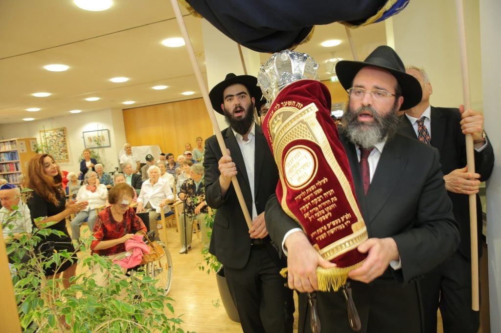 Rabbi Raskin mit der Tora-Rolle aus Frankfurt