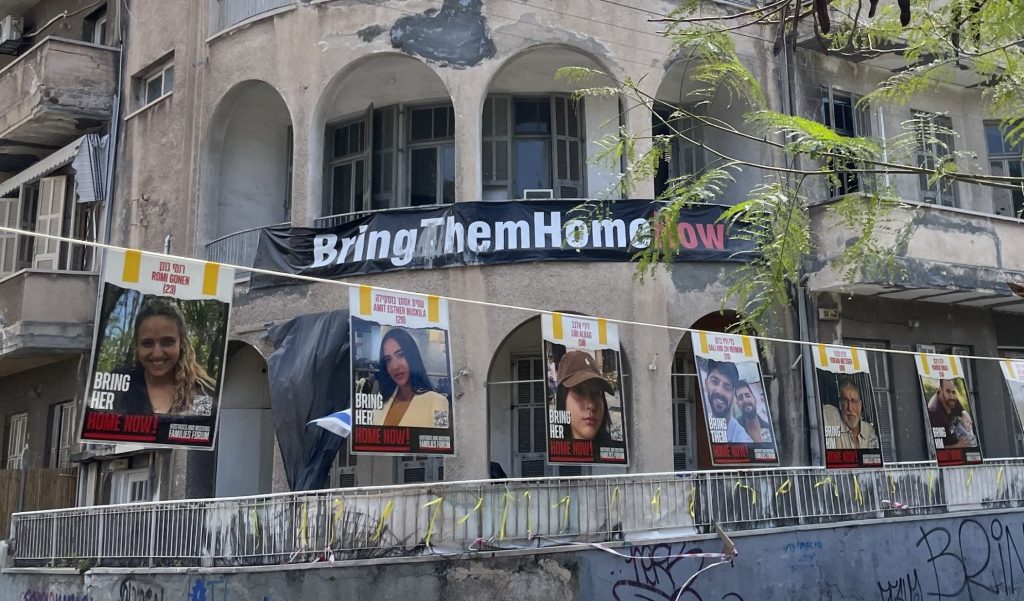 Plakate mit Fotos der Geiseln hängen in Tel Aviv