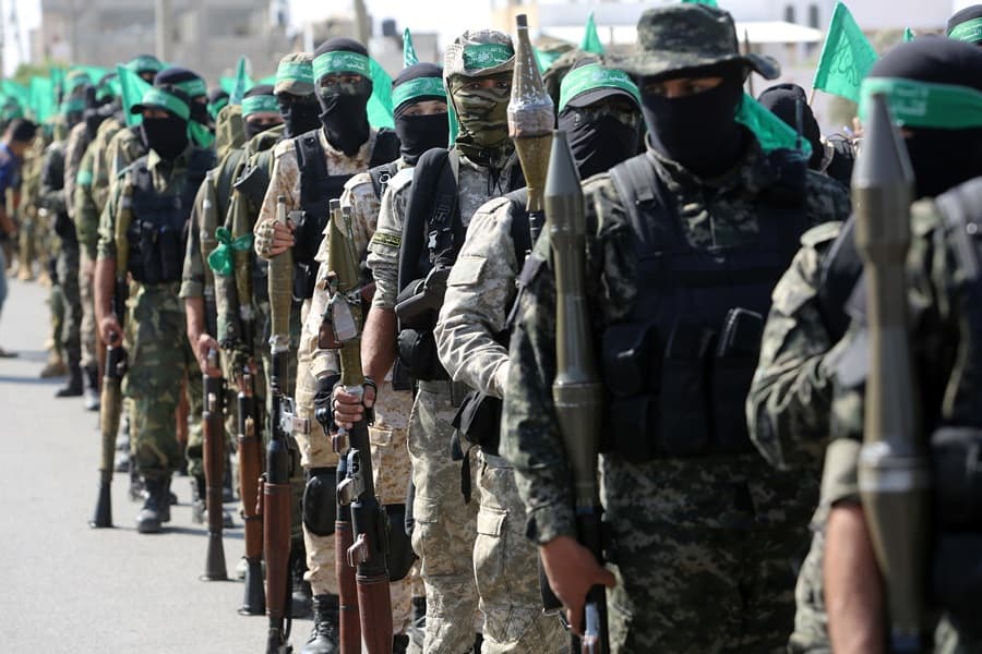 Bewaffnete Hamas-Mitglieder marschieren