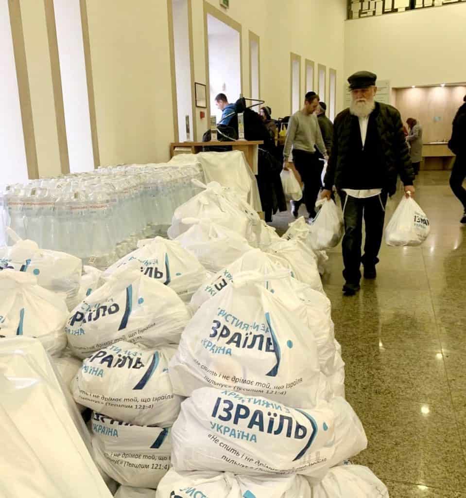 Bedürftige ukrainische Juden stehen für Lebensmittelpakete an