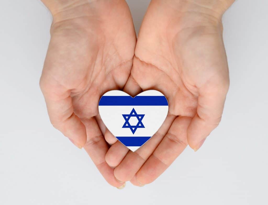Herz mit israelischer Flagge in Händen