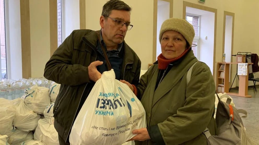 Tanja erhält Lebensmittelpaket von Koen Carlier