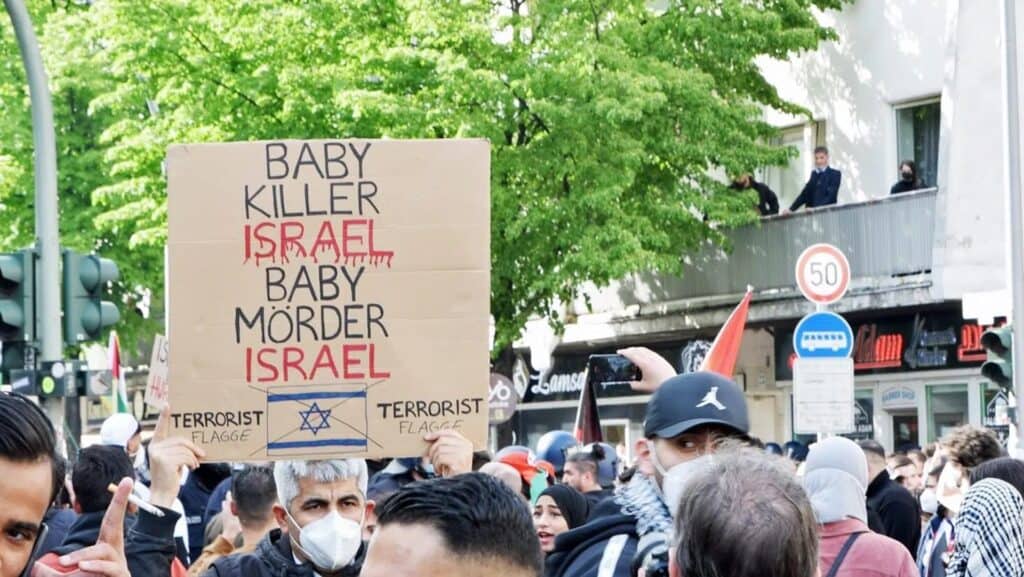 Eine Demonstration, auf der Israel als Baby-Mörder beschimpft wird.