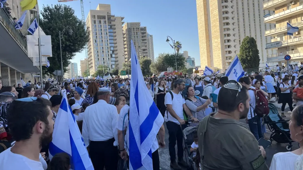 Juden schwenken Israel-Flaggen zum Jerusalemtag