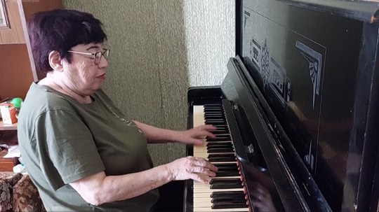 Tatjana am Klavier