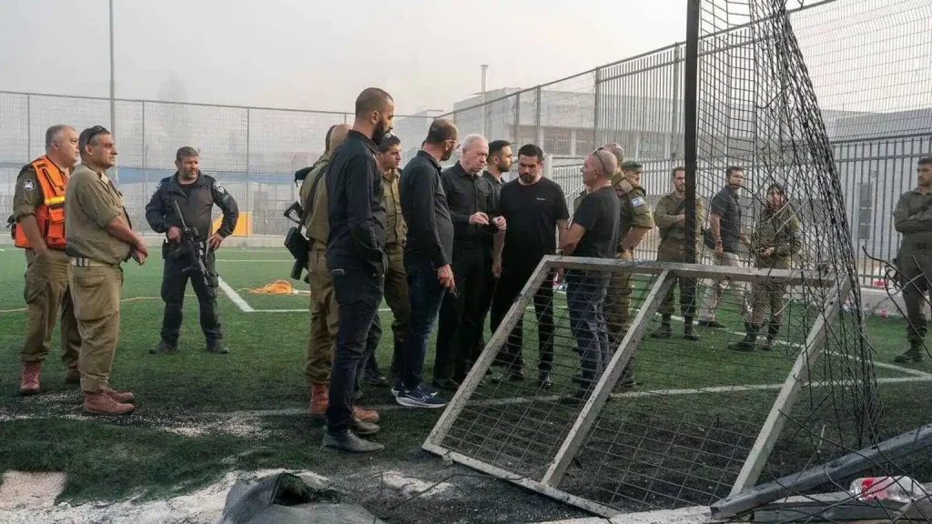 Verteidigungsminister Gallant macht sich nach dem tödlichen Raketeneinschlag vor Ort ein Bild von der Lage.