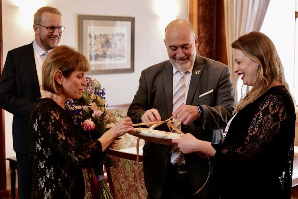 Ron Prosor, seine Ehefrau, Luca HEzel und Paula Grohmann in der Residenz des Botschafters