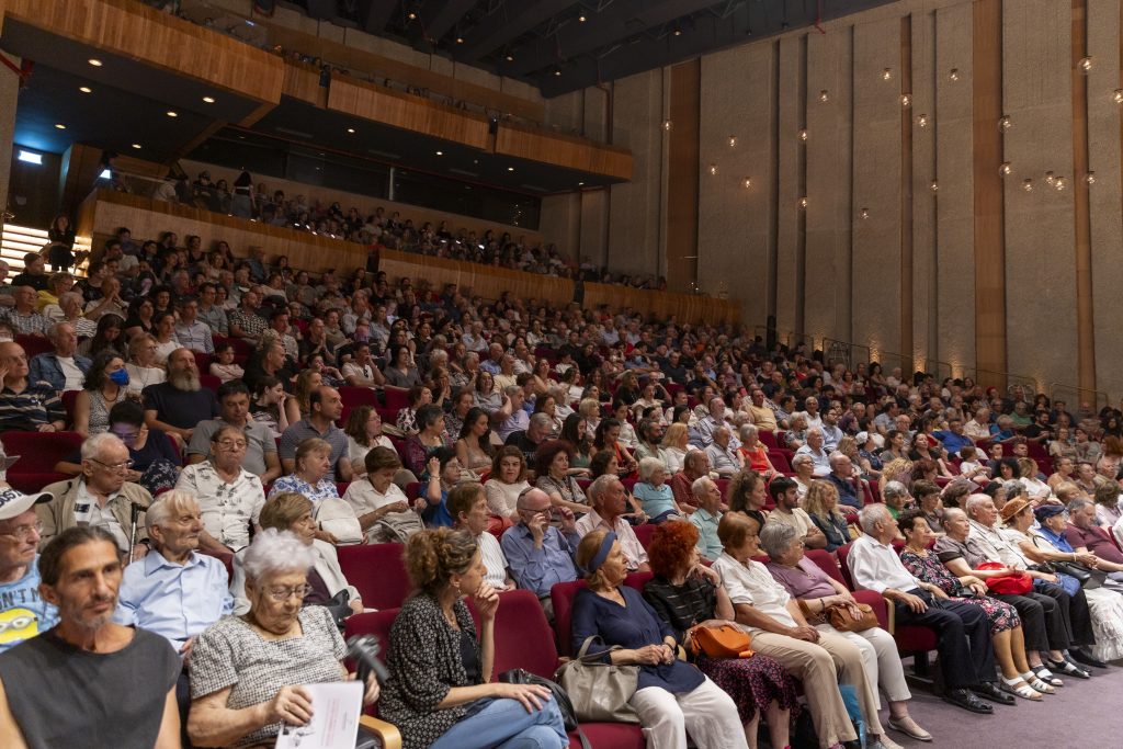 Konzertsaal mit Gästen