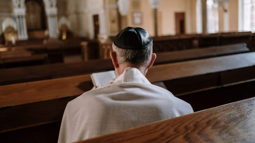 Jüdischer Mann von hinten in Kirchenbank