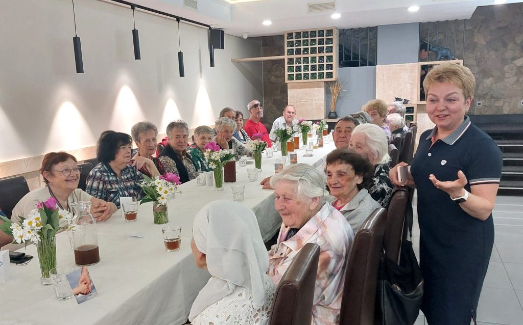 Jüdische Senioren an festlicher Tafel