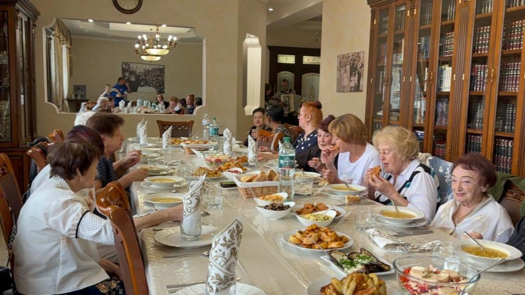 Jüdische Senioren an gedeckter Tafel