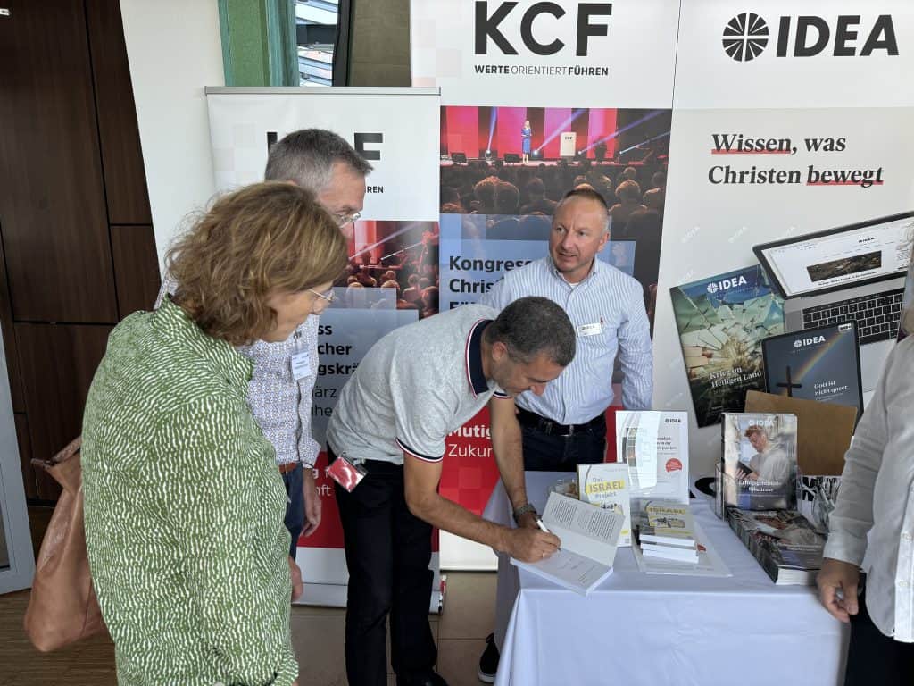 Dr. Tobias Krämer signiert sein Buch