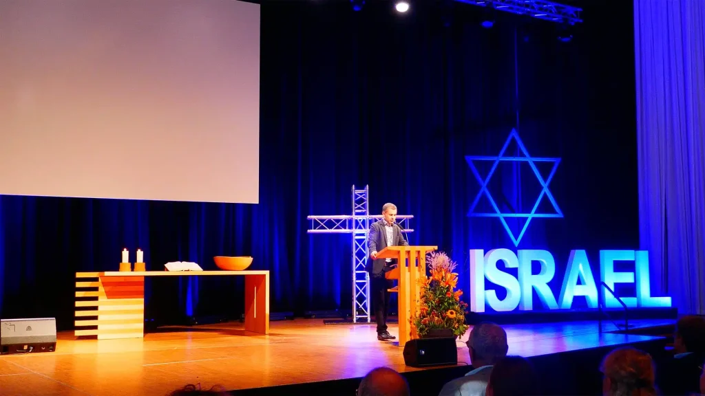 Tobias Krämer predigt auf dem Israelkongress