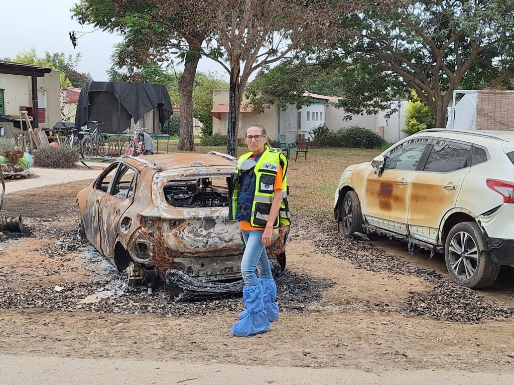 Irene Nurith Cohn vor ausgebrannten Autowracks