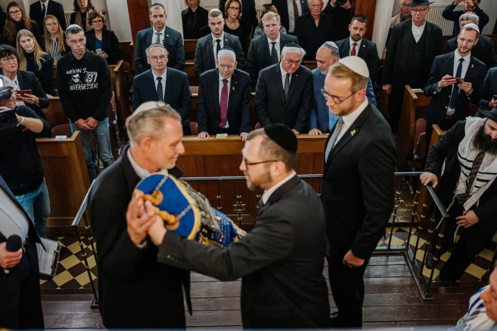 Übergabe Tora-Rolle an jüdische Gemeinde Halle