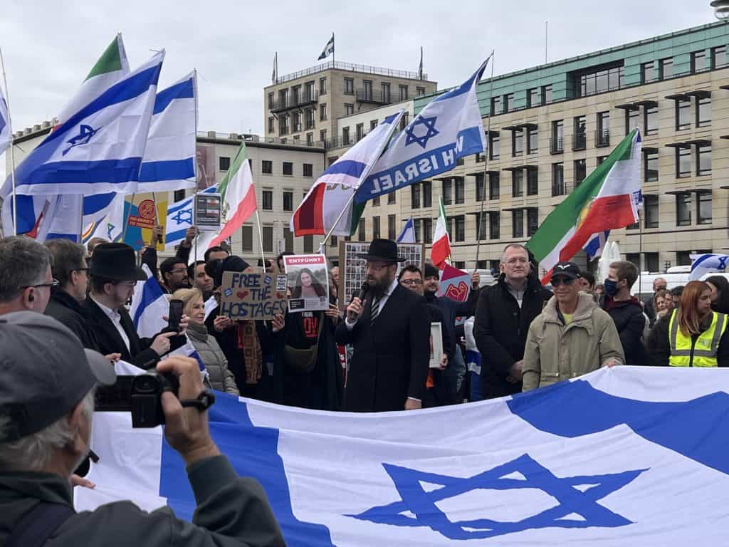 Rabbiner Teichtal auf Kundgebung in Berlin