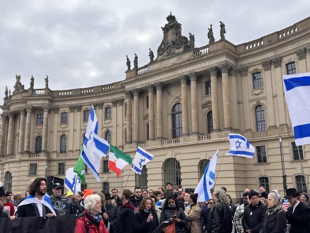 Dana Nowak auf Kundgebung in Berlin