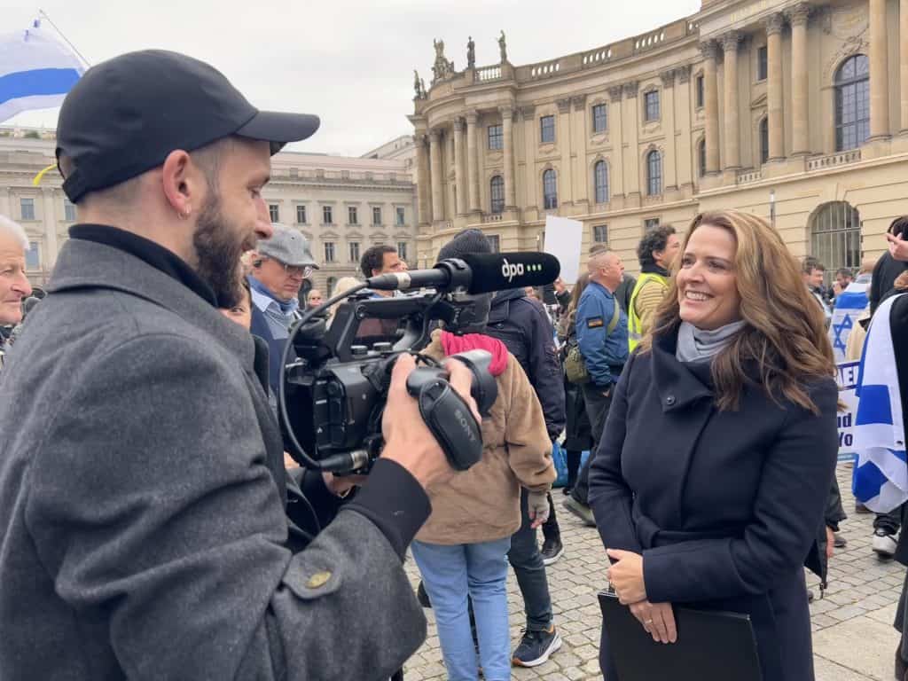 Dana Nowak und ein dpa-Reporter in Berlin