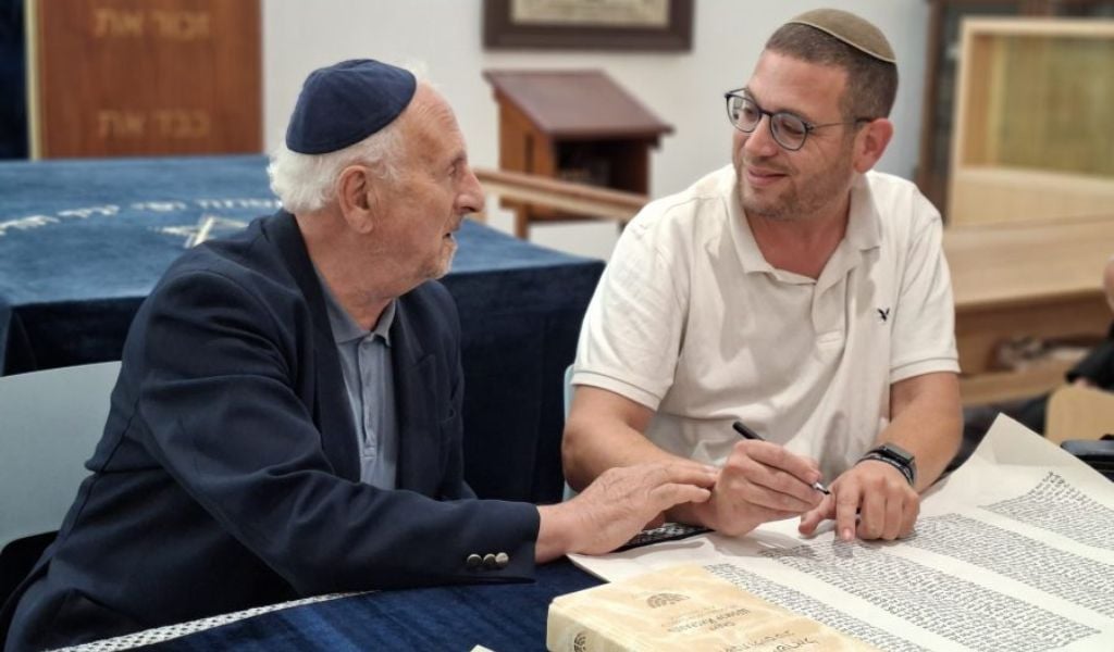 Holocaust-Überlebende in Magdeburg, Hamburg, Kiel und Rostock tragen zusammen mit Sofer Yehuda Alon einen Buchstaben zu einer Tora-Rolle bei, die dem Andenken der Ermordeten des 7. Oktober 2023 gewidmet ist.